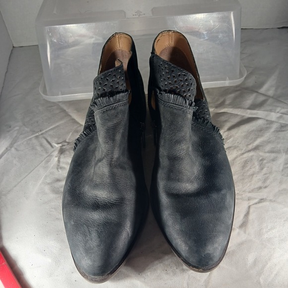 Lucky Brand Womens Black Leather Perforated Fringe Ankle Booties Size 9M LK-TUMY - Picture 3 of 11